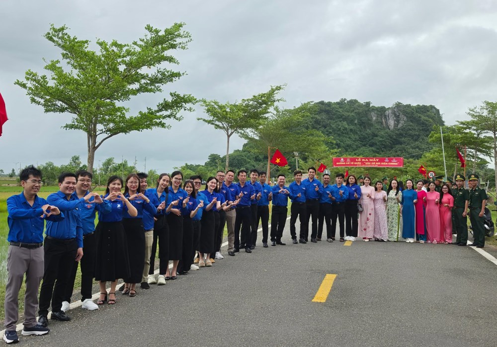 Hà Tiên rực rỡ “Sắc cờ nơi biên cương” đón Tết Độc lập - ảnh 7
