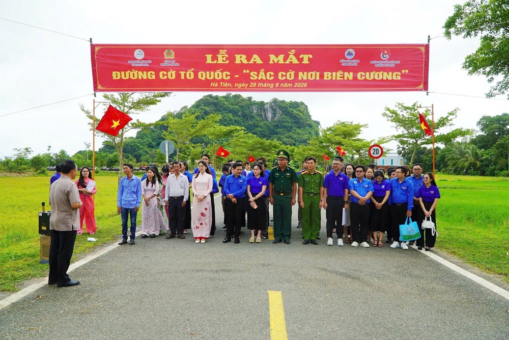 Hà Tiên rực rỡ “Sắc cờ nơi biên cương” đón Tết Độc lập - ảnh 8