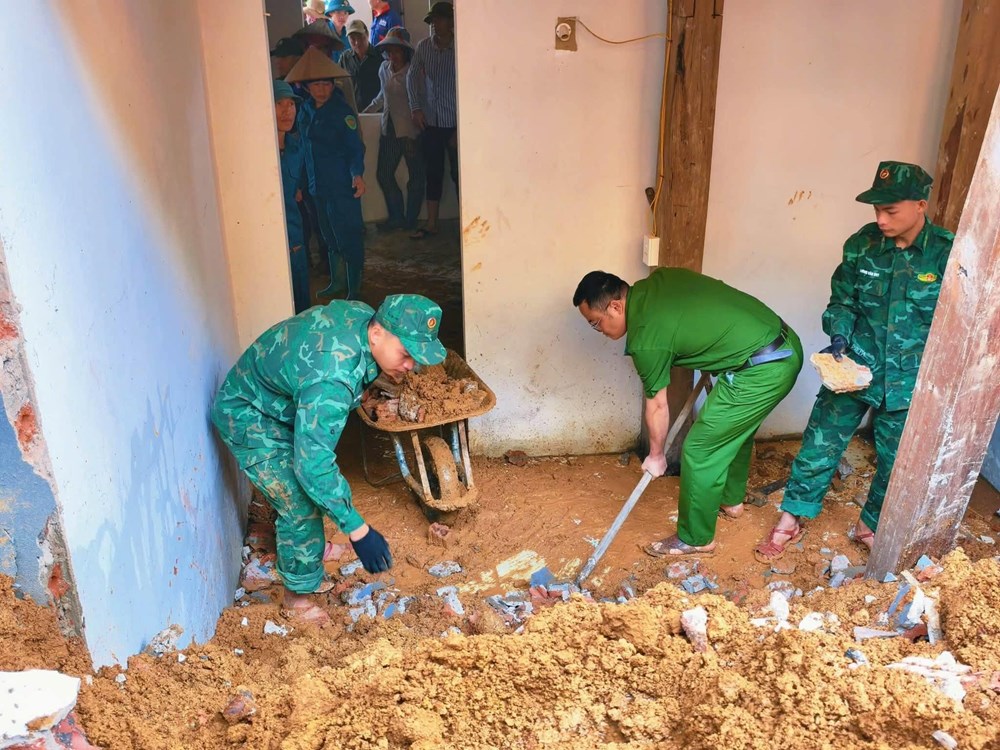 Sơn La: Gần 350m³ đất đá sạt xuống, nhà dân ở Mường Lạn hư hỏng nặng - ảnh 1