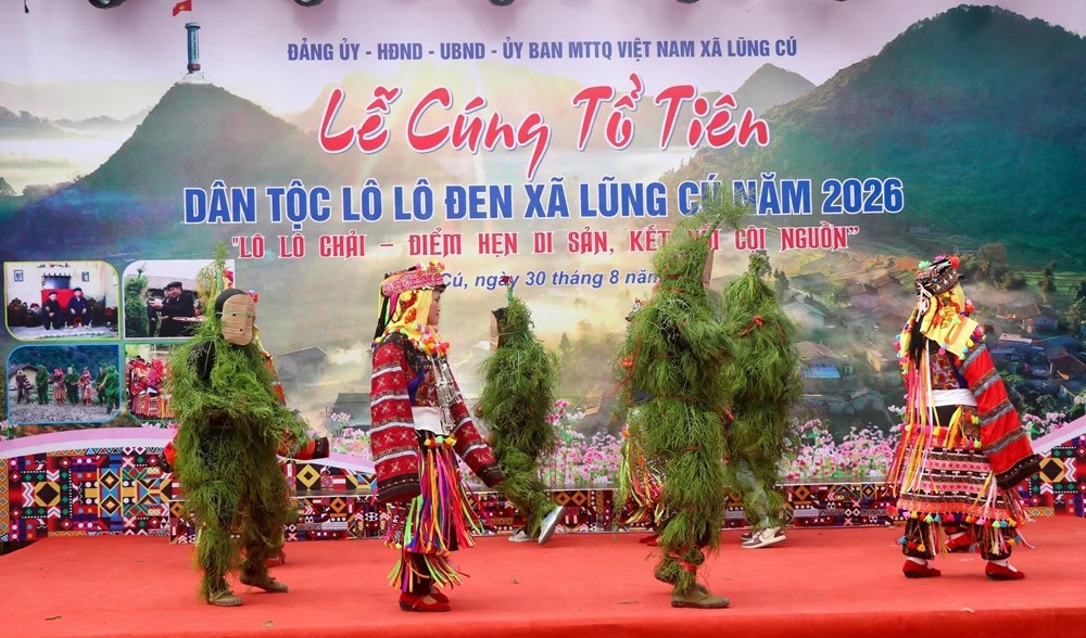 Lễ cúng Tổ tiên của người Lô Lô Đen hấp dẫn du khách ở Lũng Cú - ảnh 2
