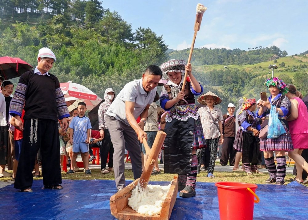 Về Mù Cang Chải vui hội giã bánh giày độc đáo của người Mông - ảnh 1
