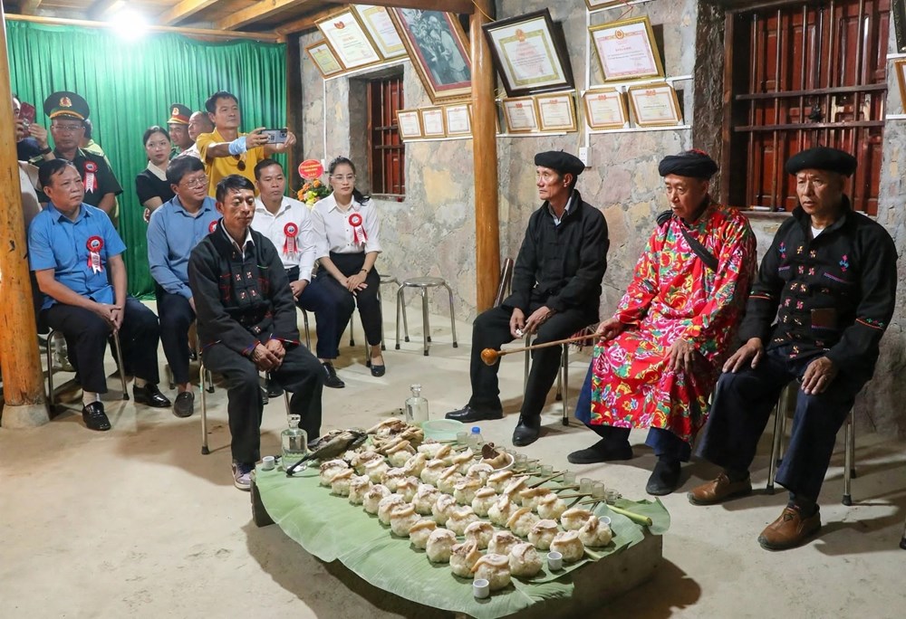 Lễ cúng Tổ tiên của người Lô Lô Đen hấp dẫn du khách ở Lũng Cú - ảnh 1