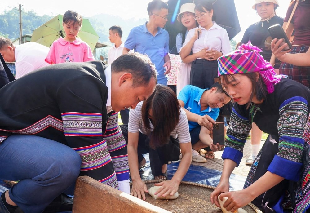 Về Mù Cang Chải vui hội giã bánh giày độc đáo của người Mông - ảnh 7