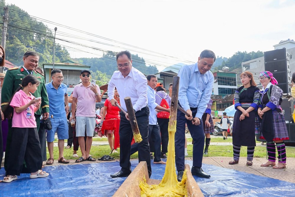 Về Mù Cang Chải vui hội giã bánh giày độc đáo của người Mông - ảnh 4