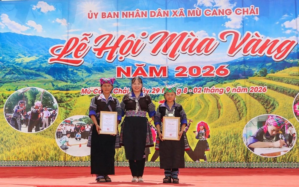 Du khách thích thú trải nghiệm di sản vẽ sáp ong ở Mù Cang Chải - ảnh 5