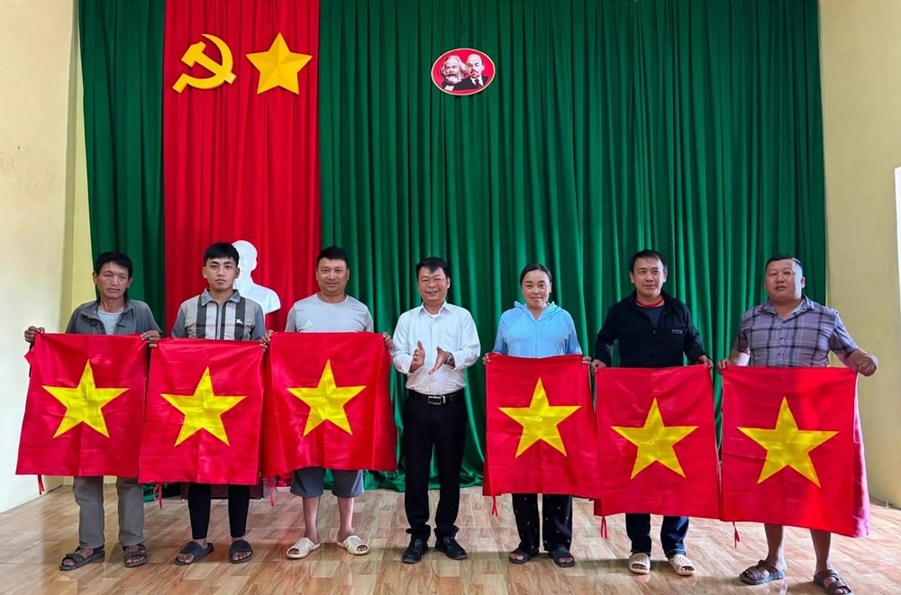 1.000 lá cờ Tổ quốc đến với người dân nơi địa đầu Lũng Cú - ảnh 1