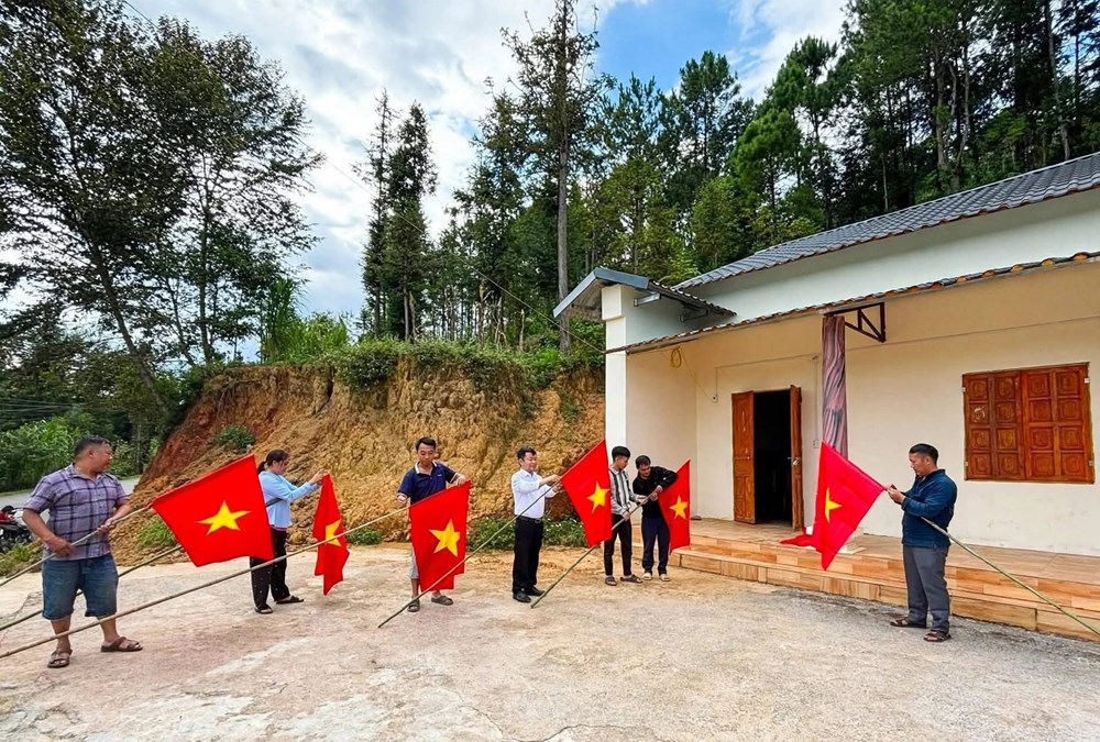 1.000 lá cờ Tổ quốc đến với người dân nơi địa đầu Lũng Cú - ảnh 2