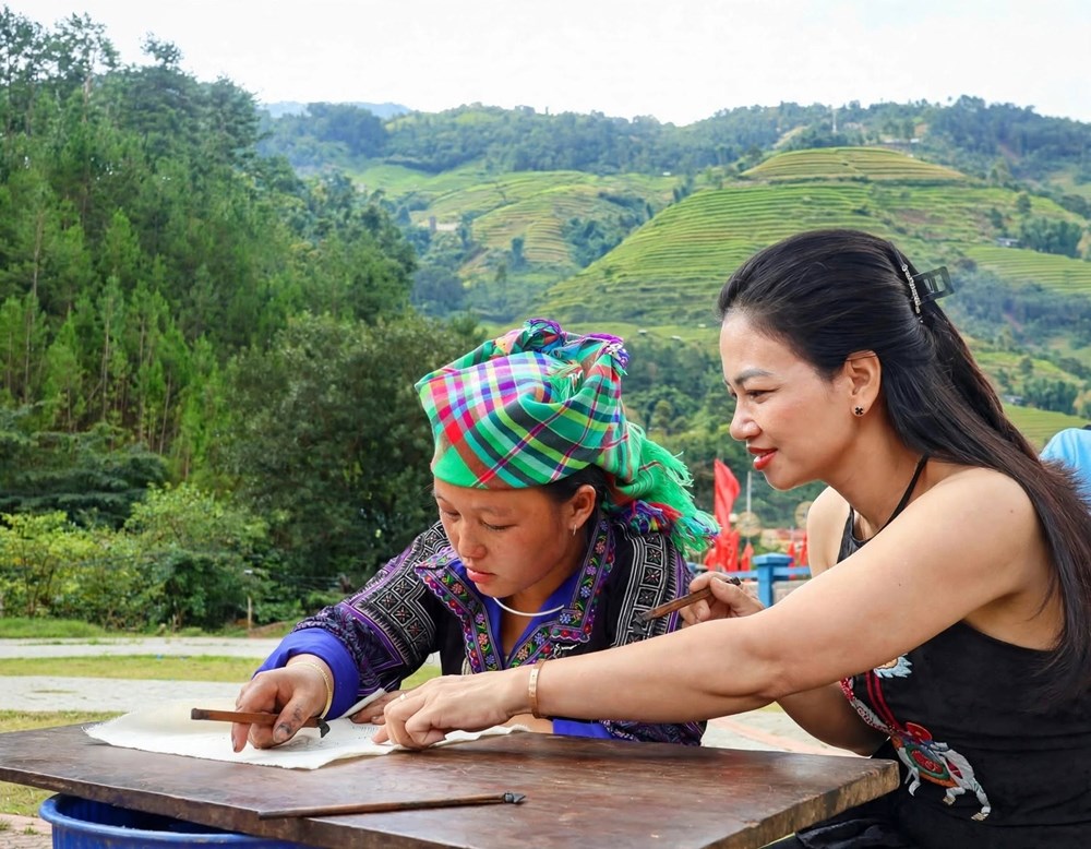 Du khách thích thú trải nghiệm di sản vẽ sáp ong ở Mù Cang Chải - ảnh 2