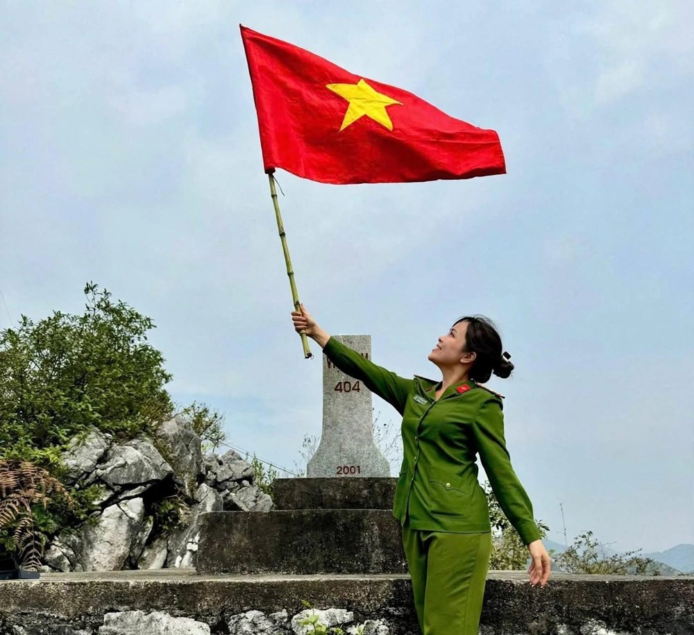1.000 lá cờ Tổ quốc đến với người dân nơi địa đầu Lũng Cú - ảnh 4