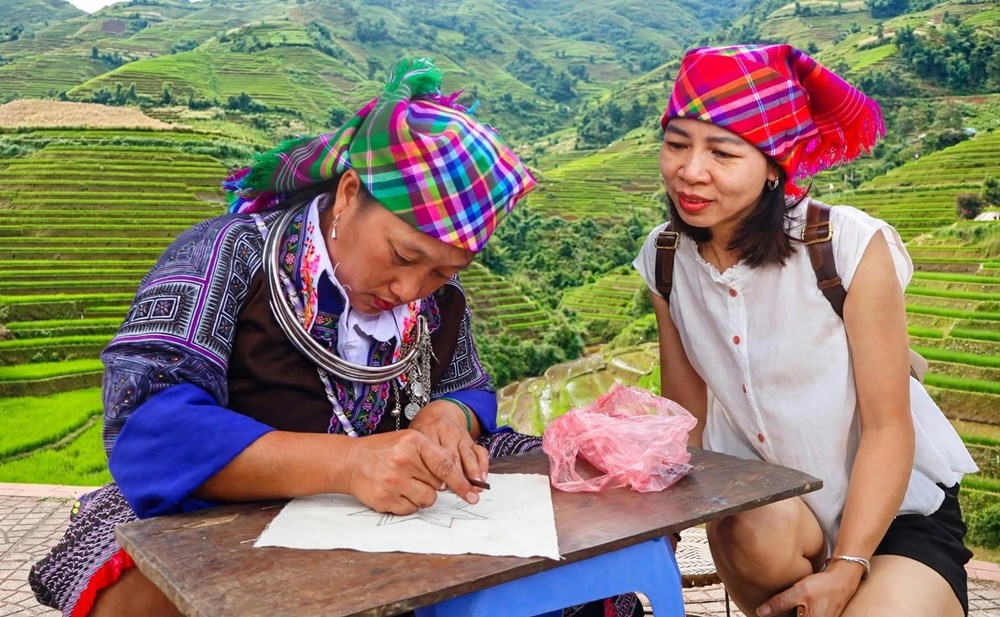 Du khách thích thú trải nghiệm di sản vẽ sáp ong ở Mù Cang Chải - ảnh 4