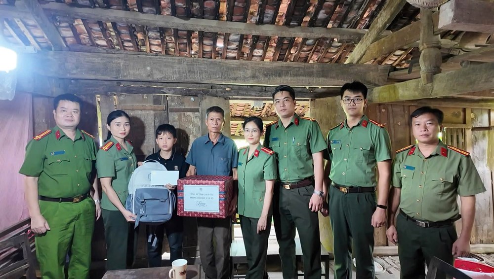 Công an Cao Bằng tiếp sức học sinh vượt khó đến trường - ảnh 1