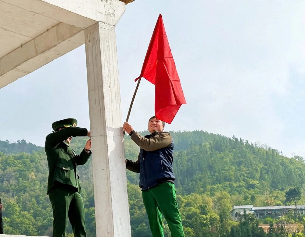 1.000 lá cờ Tổ quốc đến với người dân nơi địa đầu Lũng Cú - ảnh 3