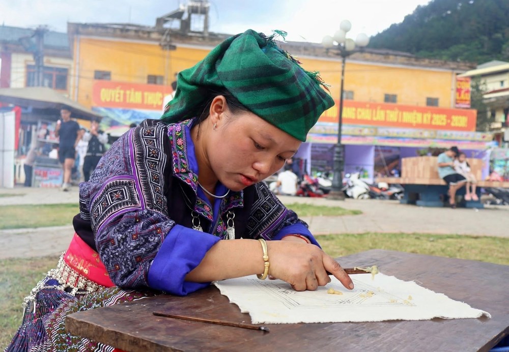 Du khách thích thú trải nghiệm di sản vẽ sáp ong ở Mù Cang Chải - ảnh 3