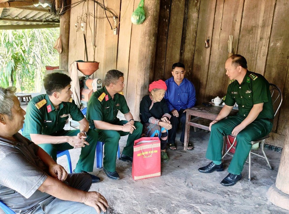 Điện Biên: Thăm, tặng quà mẹ liệt sĩ Thào A Lang dịp Quốc khánh 2.9 - ảnh 1