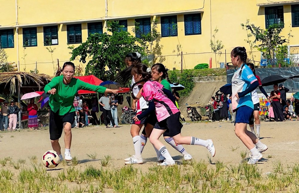 Phụ nữ vùng cao Tân Hợp tranh tài bóng đá dịp Quốc khánh 2.9 - ảnh 3