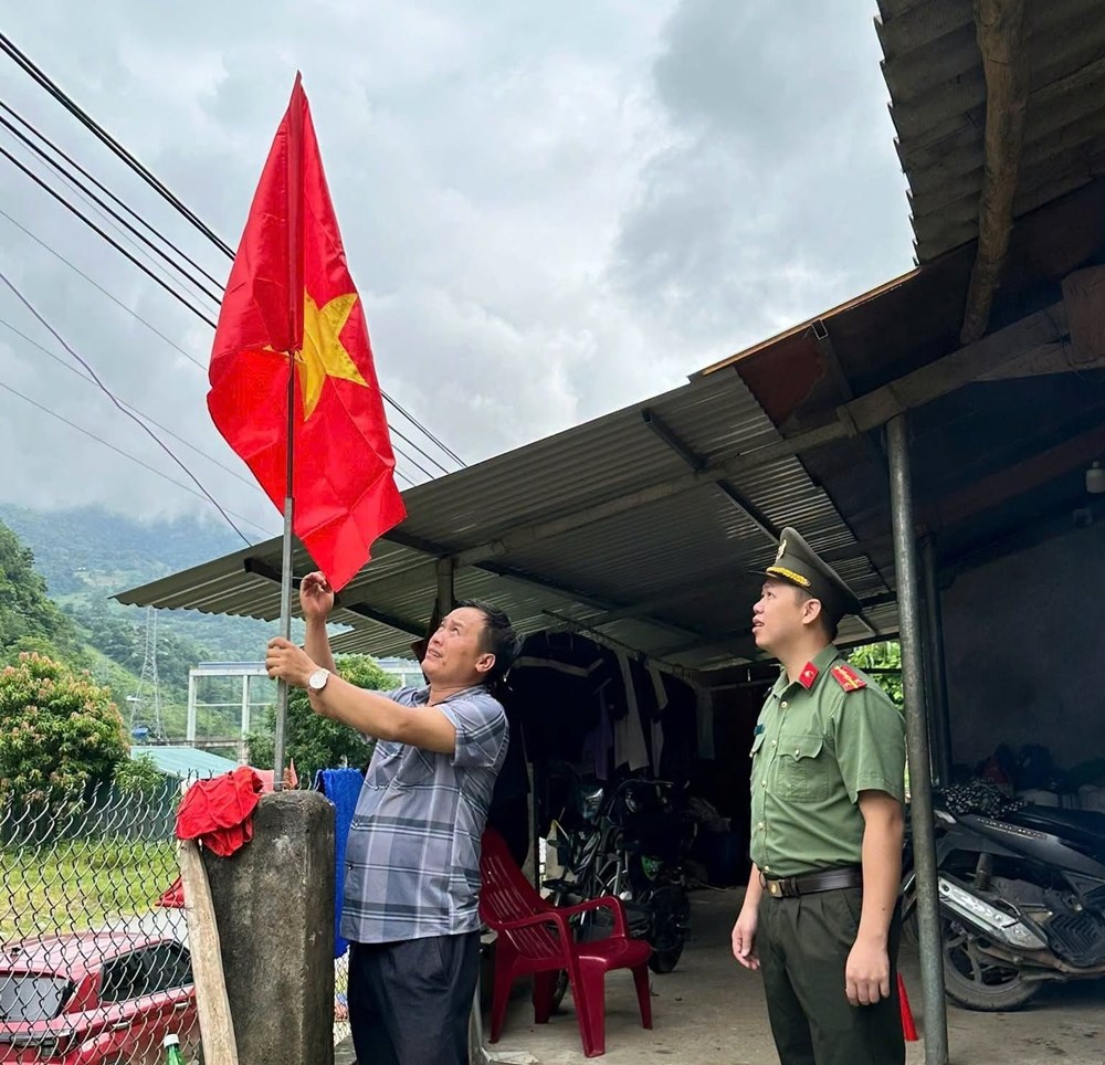 Công an Cao Bằng trao 500 lá cờ Tổ quốc tới đồng bào vùng biên - ảnh 1