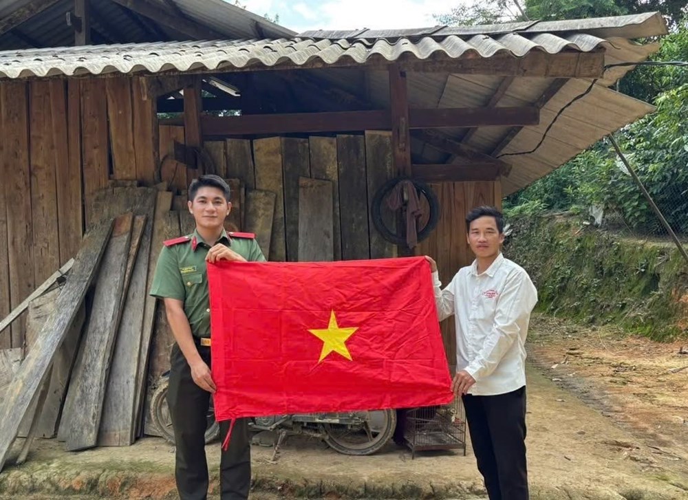 Công an Cao Bằng trao 500 lá cờ Tổ quốc tới đồng bào vùng biên - ảnh 5