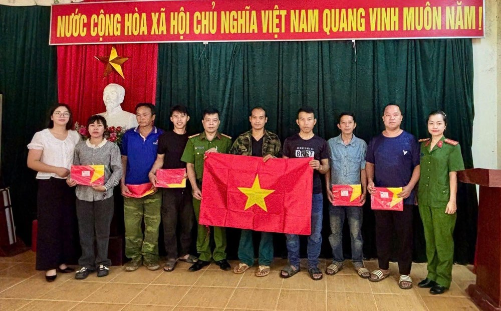 Công an Cao Bằng trao 500 lá cờ Tổ quốc tới đồng bào vùng biên - ảnh 3