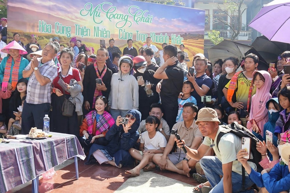 Sắc màu văn hóa Mông làm nên sức hút mùa vàng Mù Cang Chải - ảnh 14