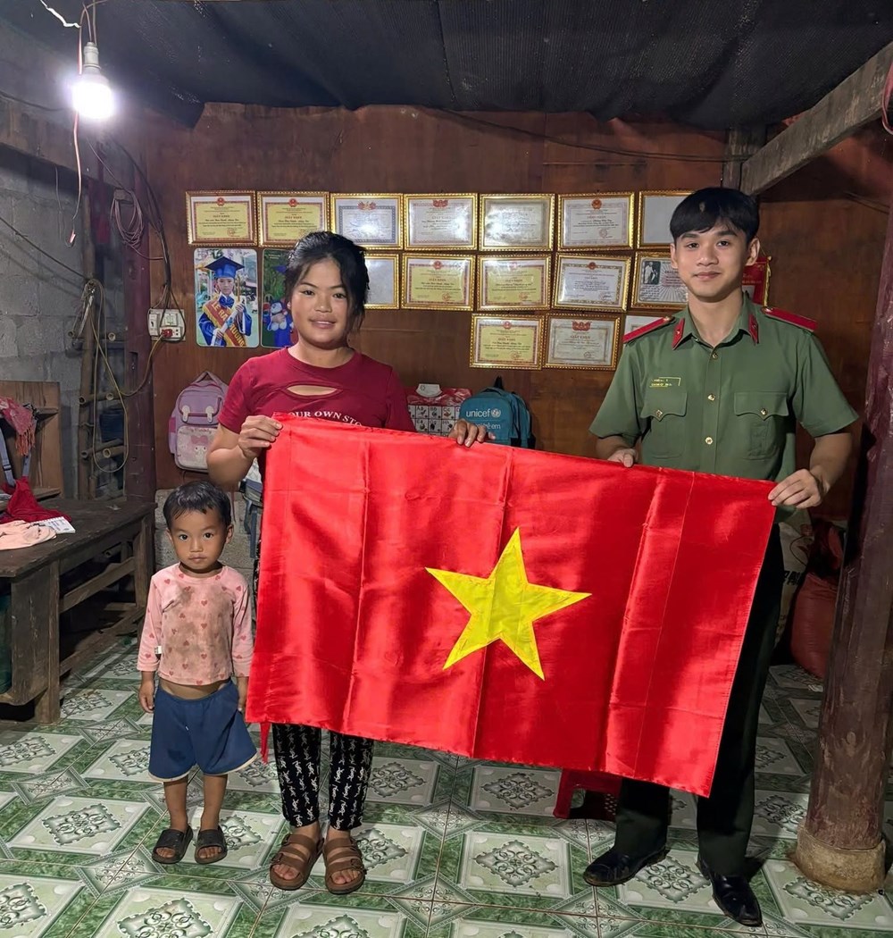 Công an Cao Bằng trao 500 lá cờ Tổ quốc tới đồng bào vùng biên - ảnh 7