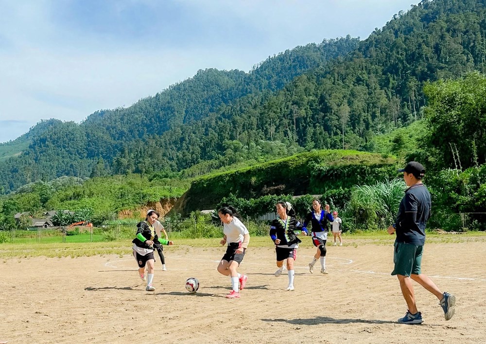 Phụ nữ vùng cao Tân Hợp tranh tài bóng đá dịp Quốc khánh 2.9 - ảnh 7