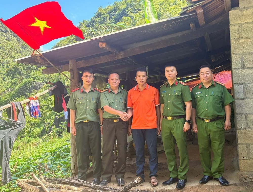 Công an Cao Bằng trao 500 lá cờ Tổ quốc tới đồng bào vùng biên - ảnh 8
