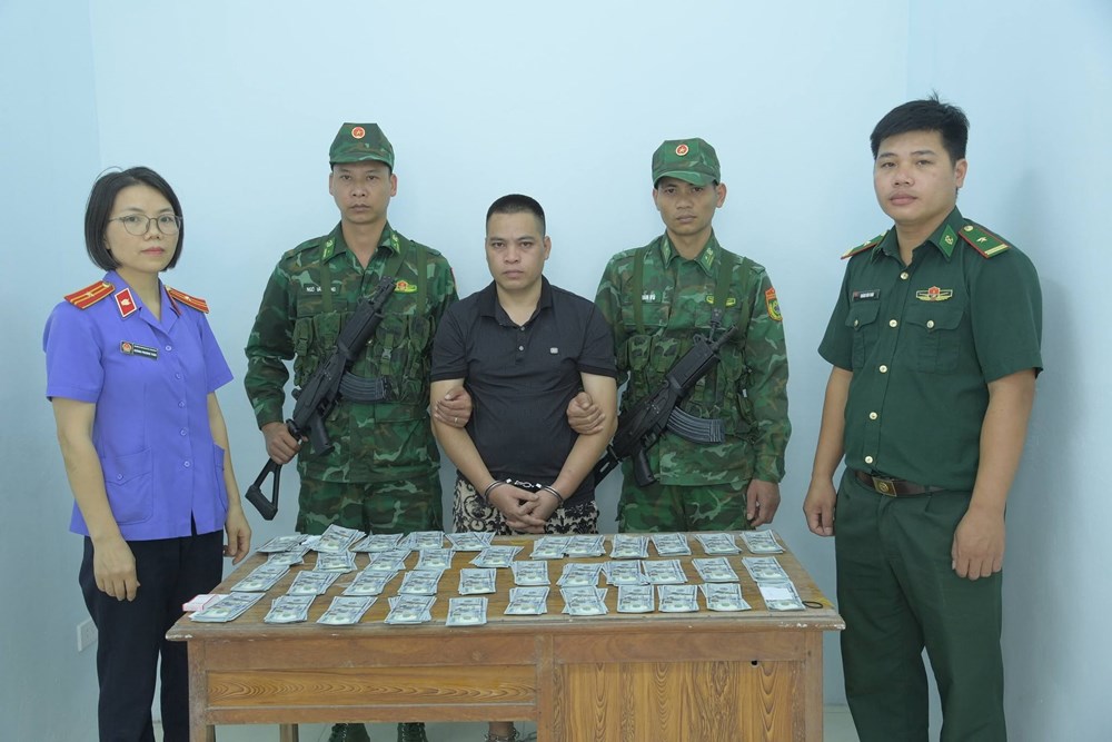 Lạng Sơn: Bắt đối tượng vận chuyển 392 tờ 100 USD nghi giả   - ảnh 1