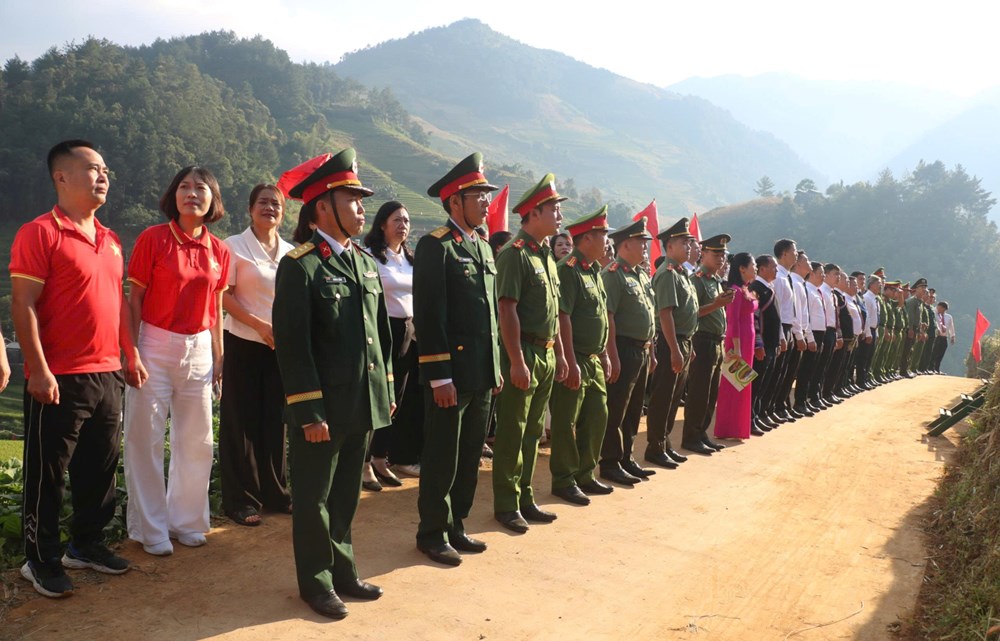Thiêng liêng lễ chào cờ giữa mùa vàng ruộng bậc thang Mù Cang Chải - ảnh 8