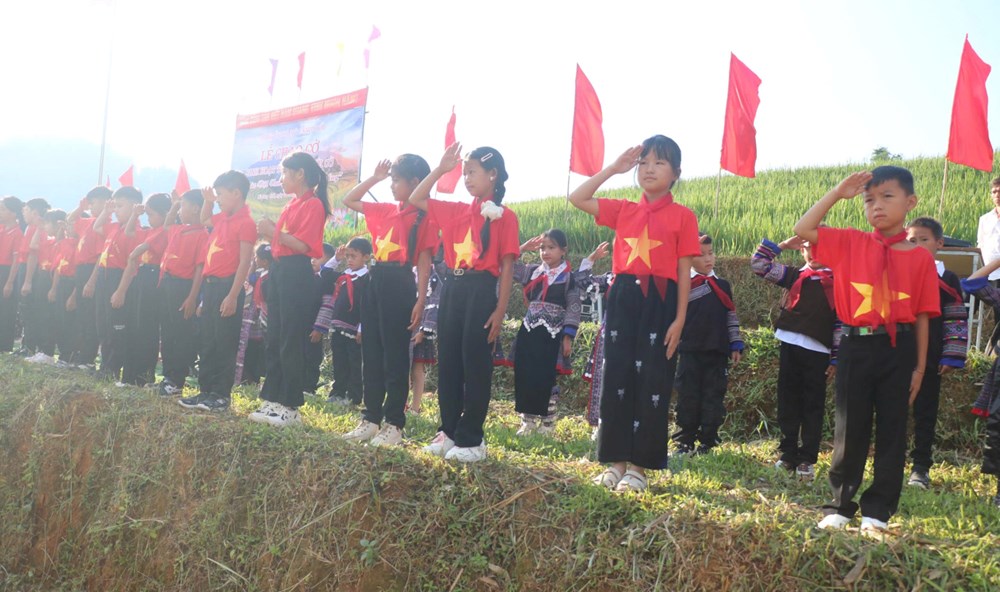 Thiêng liêng lễ chào cờ giữa mùa vàng ruộng bậc thang Mù Cang Chải - ảnh 7