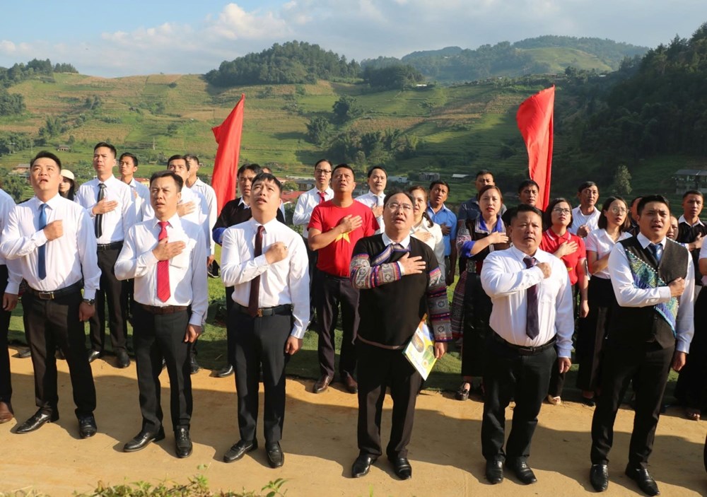 Thiêng liêng lễ chào cờ giữa mùa vàng ruộng bậc thang Mù Cang Chải - ảnh 4