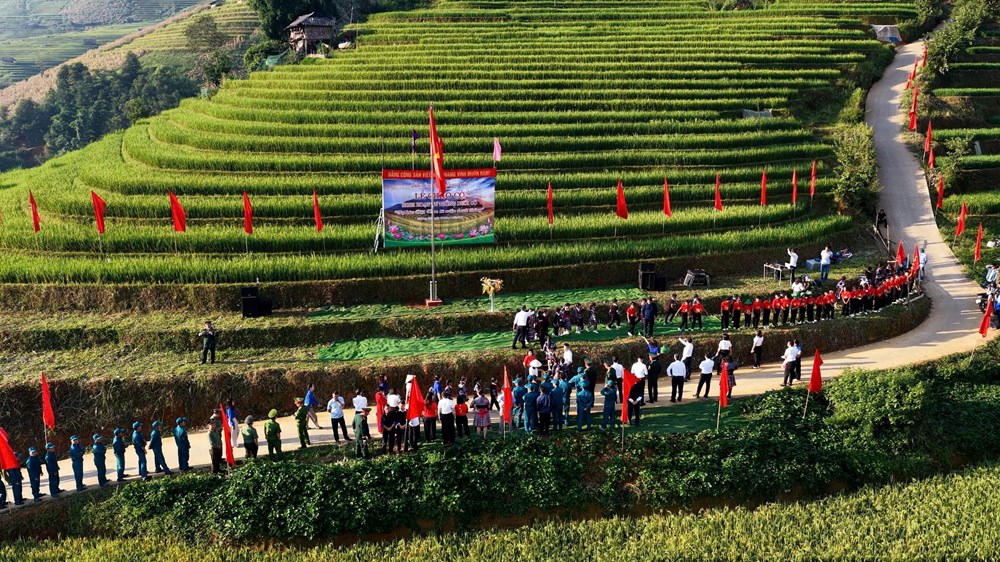 Thiêng liêng lễ chào cờ giữa mùa vàng ruộng bậc thang Mù Cang Chải - ảnh 1