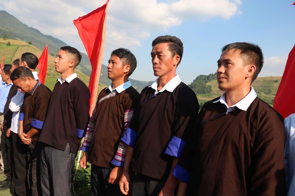 Thiêng liêng lễ chào cờ giữa mùa vàng ruộng bậc thang Mù Cang Chải - ảnh 9