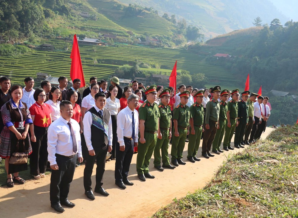 Thiêng liêng lễ chào cờ giữa mùa vàng ruộng bậc thang Mù Cang Chải - ảnh 3