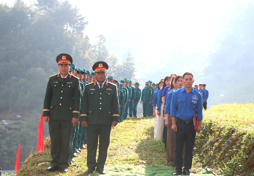 Thiêng liêng lễ chào cờ giữa mùa vàng ruộng bậc thang Mù Cang Chải - ảnh 5