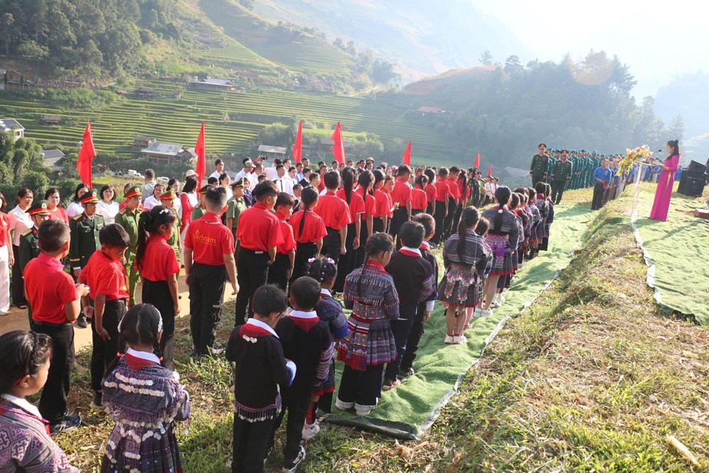 Thiêng liêng lễ chào cờ giữa mùa vàng ruộng bậc thang Mù Cang Chải - ảnh 6