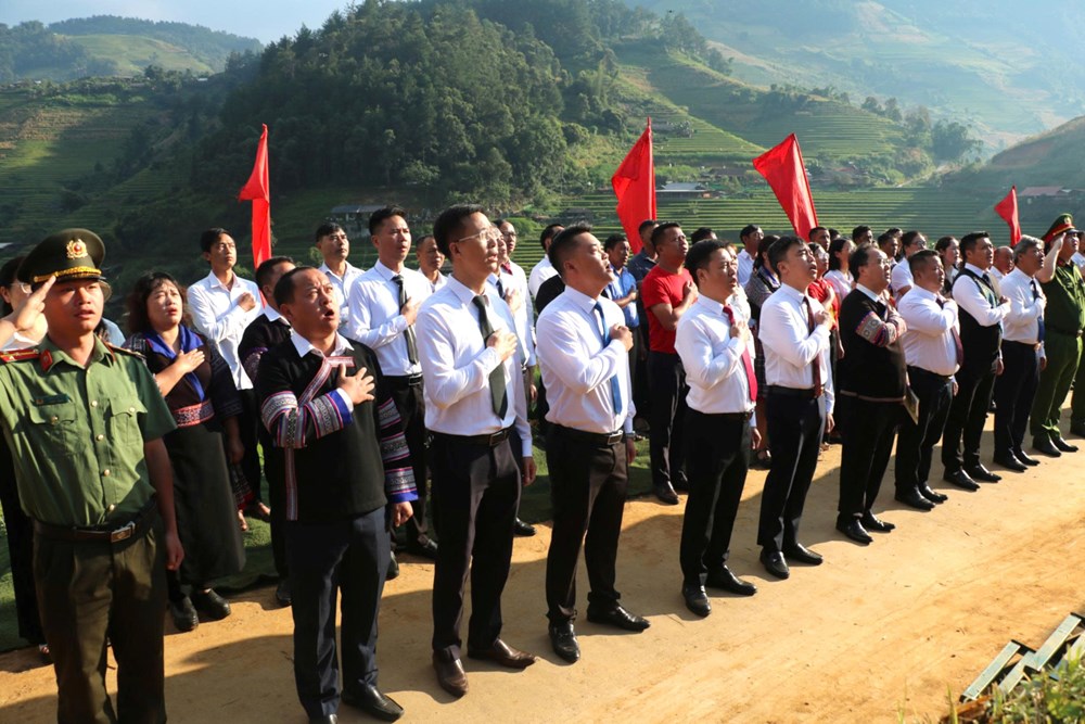Thiêng liêng lễ chào cờ giữa mùa vàng ruộng bậc thang Mù Cang Chải - ảnh 2