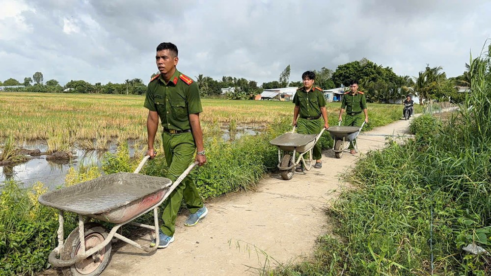 An Giang: Công an xã Giồng Riềng góp sức xây dựng cầu dân sinh - ảnh 1