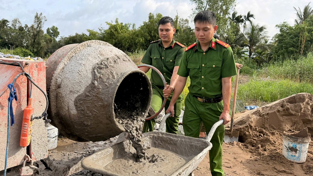 An Giang: Công an xã Giồng Riềng góp sức xây dựng cầu dân sinh - ảnh 2