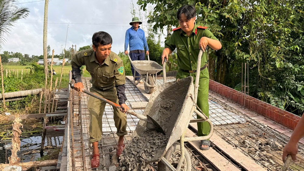 An Giang: Công an xã Giồng Riềng góp sức xây dựng cầu dân sinh - ảnh 3