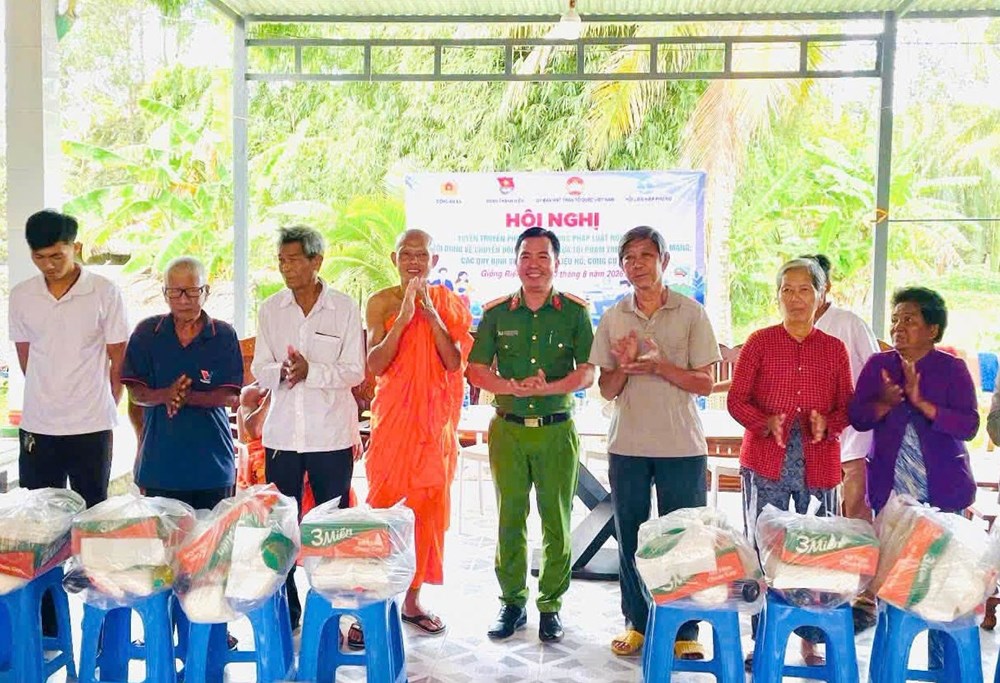 An Giang: Công an xã Giồng Riềng góp sức xây dựng cầu dân sinh - ảnh 5