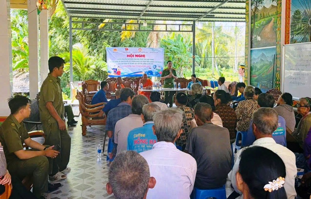 An Giang: Công an xã Giồng Riềng góp sức xây dựng cầu dân sinh - ảnh 6
