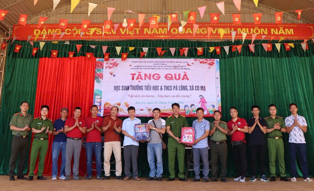Trao 925 cặp sách, tiếp sức học sinh khó khăn đến trường - ảnh 2