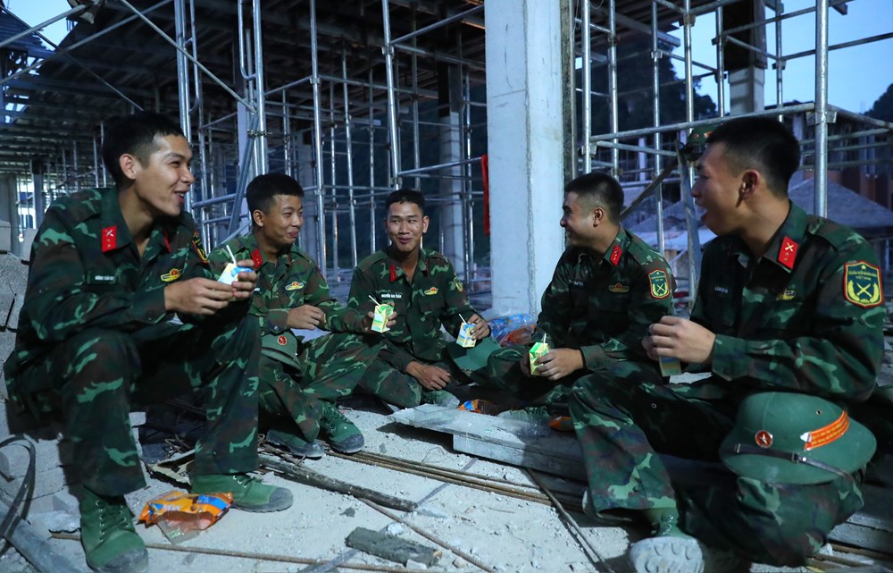 Bộ đội Sư đoàn 3 - Sao Vàng góp sức dựng trường nơi biên giới - ảnh 14