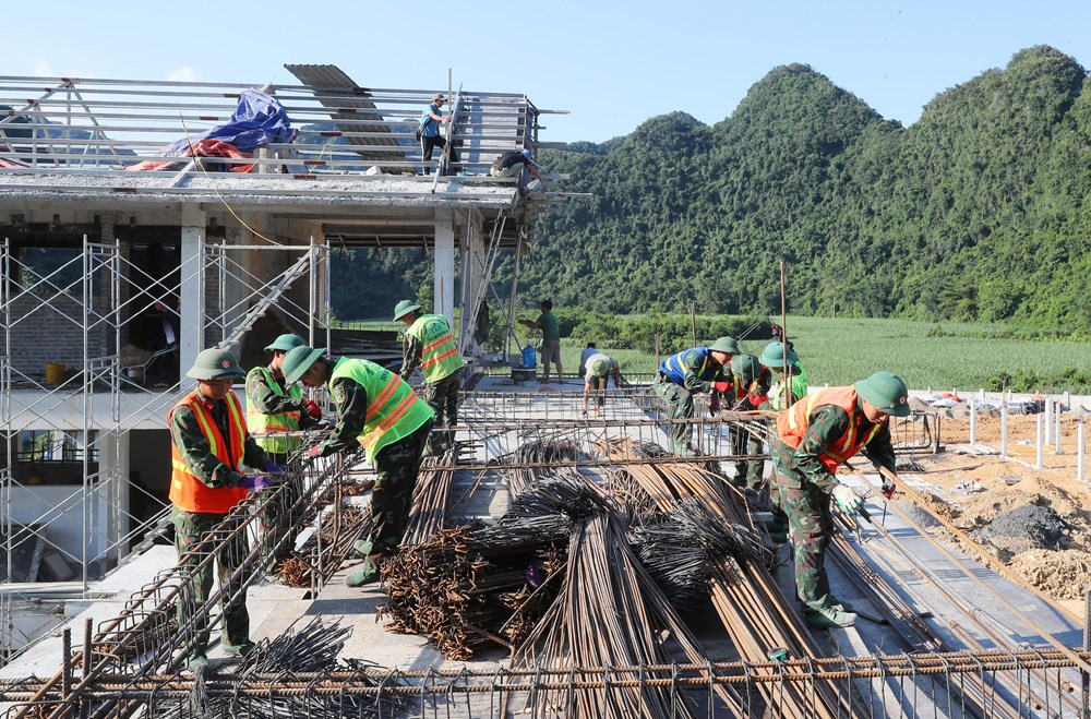 Bộ đội Sư đoàn 3 - Sao Vàng góp sức dựng trường nơi biên giới - ảnh 2
