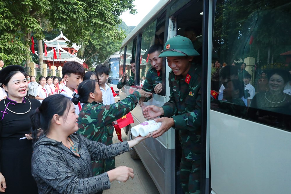 Bộ đội Sư đoàn 3 - Sao Vàng góp sức dựng trường nơi biên giới - ảnh 25