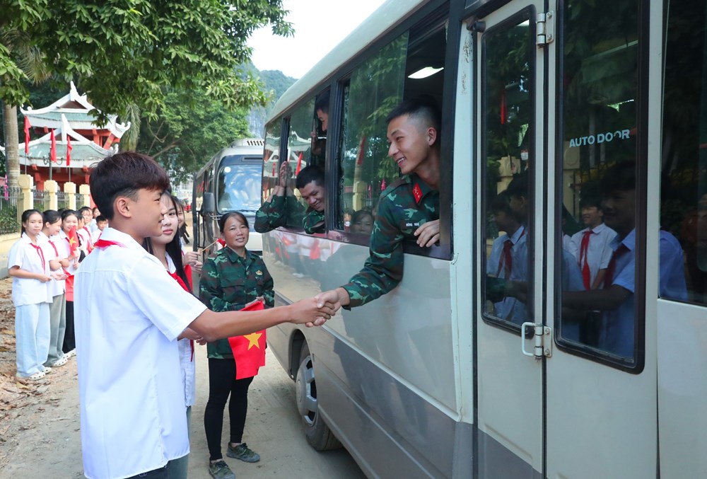 Bộ đội Sư đoàn 3 - Sao Vàng góp sức dựng trường nơi biên giới - ảnh 26