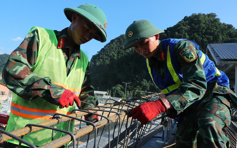 Bộ đội Sư đoàn 3 - Sao Vàng góp sức dựng trường nơi biên giới - ảnh 4