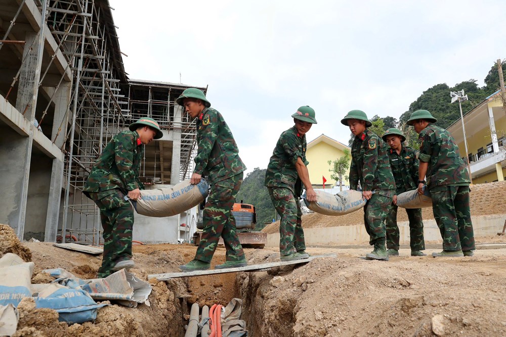 Bộ đội Sư đoàn 3 - Sao Vàng góp sức dựng trường nơi biên giới - ảnh 17