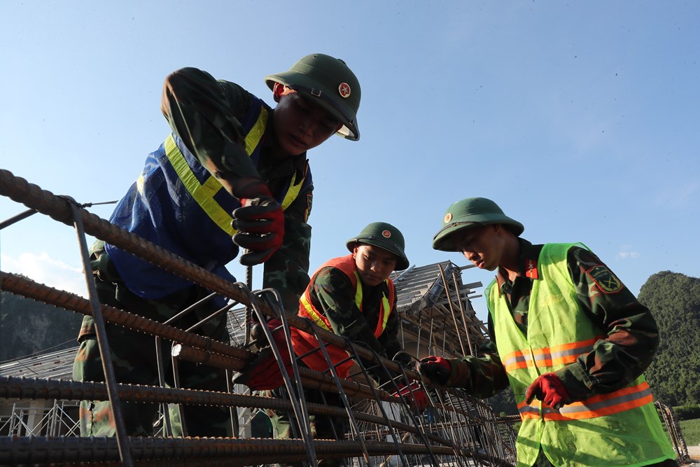 Bộ đội Sư đoàn 3 - Sao Vàng góp sức dựng trường nơi biên giới - ảnh 5