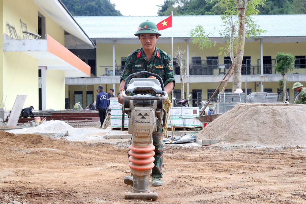 Bộ đội Sư đoàn 3 - Sao Vàng góp sức dựng trường nơi biên giới - ảnh 18